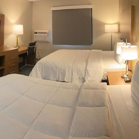 Baymont By Wyndham Oshkosh Airport Hotel Bagian luar foto