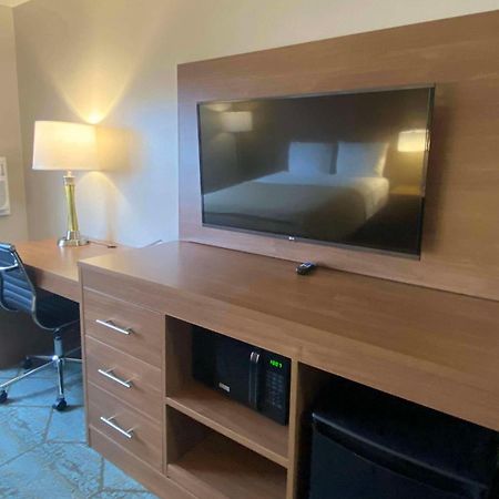 Baymont By Wyndham Oshkosh Airport Hotel Bagian luar foto