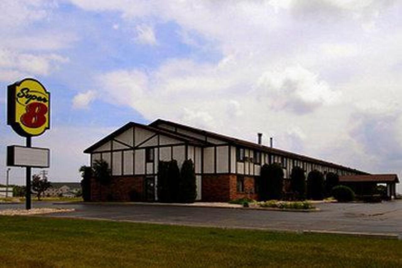 Baymont By Wyndham Oshkosh Airport Hotel Bagian luar foto