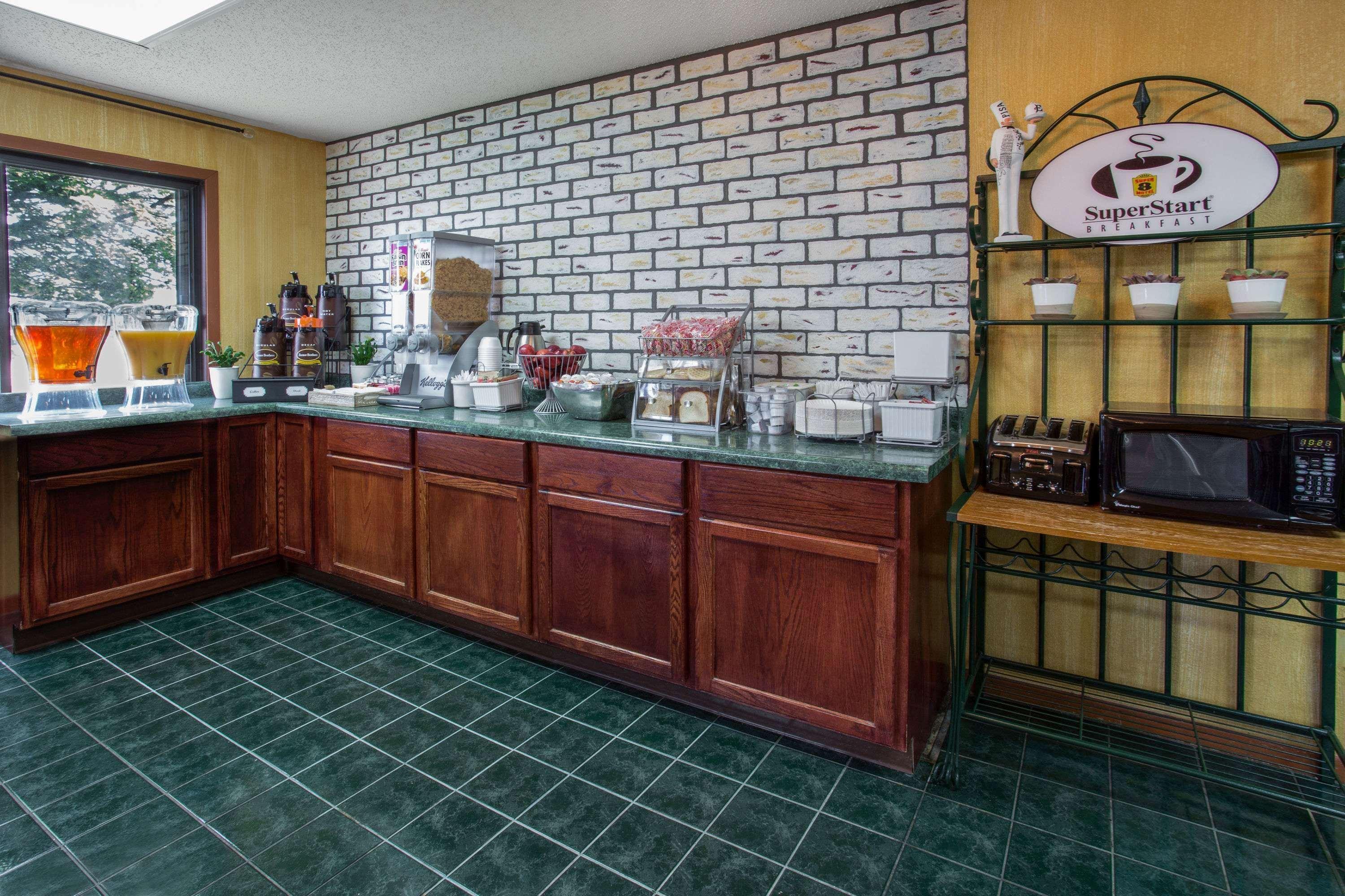 Baymont By Wyndham Oshkosh Airport Hotel Bagian luar foto