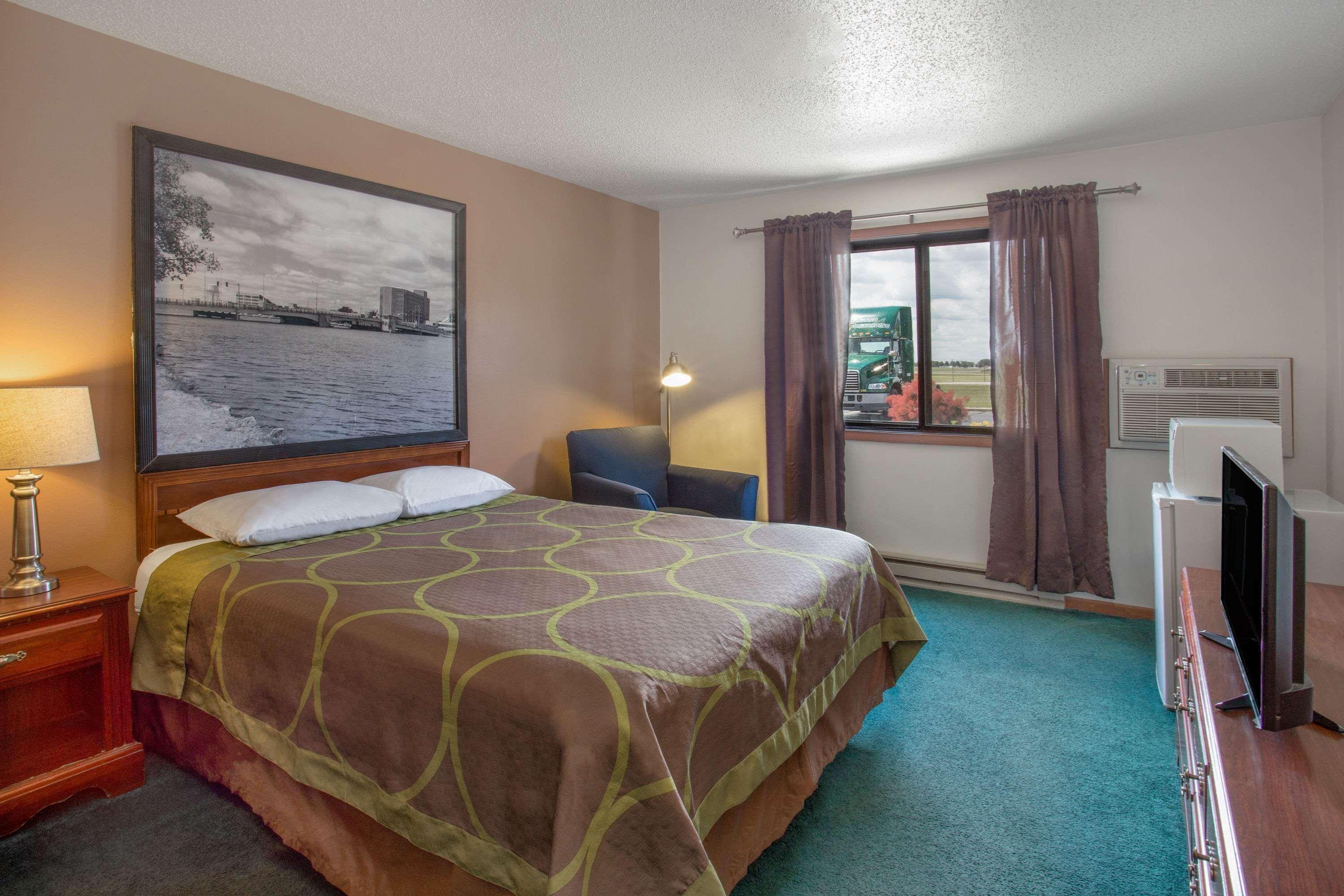 Baymont By Wyndham Oshkosh Airport Hotel Bagian luar foto