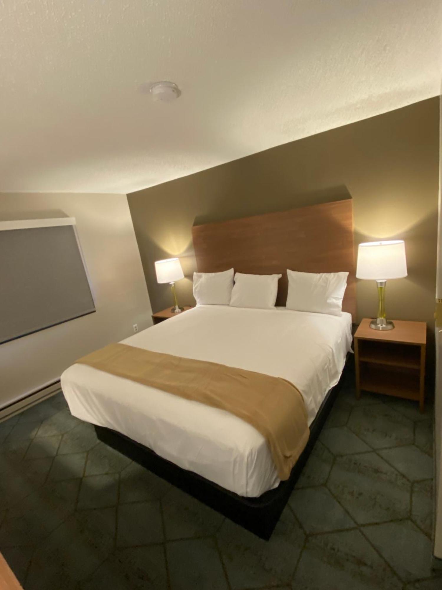 Baymont By Wyndham Oshkosh Airport Hotel Bagian luar foto