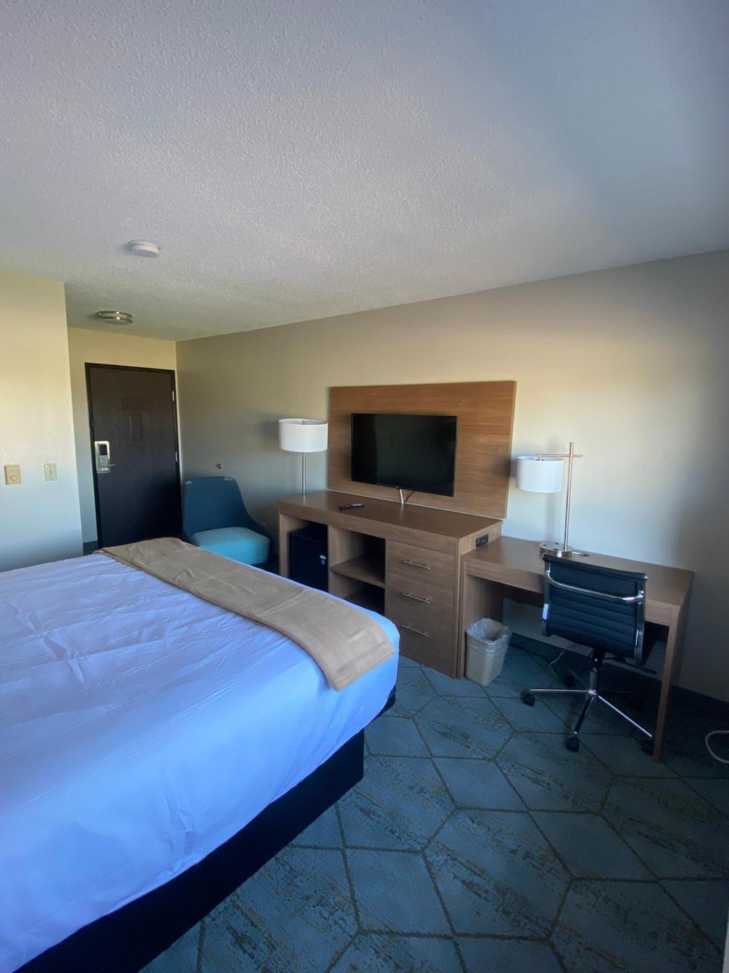 Baymont By Wyndham Oshkosh Airport Hotel Bagian luar foto
