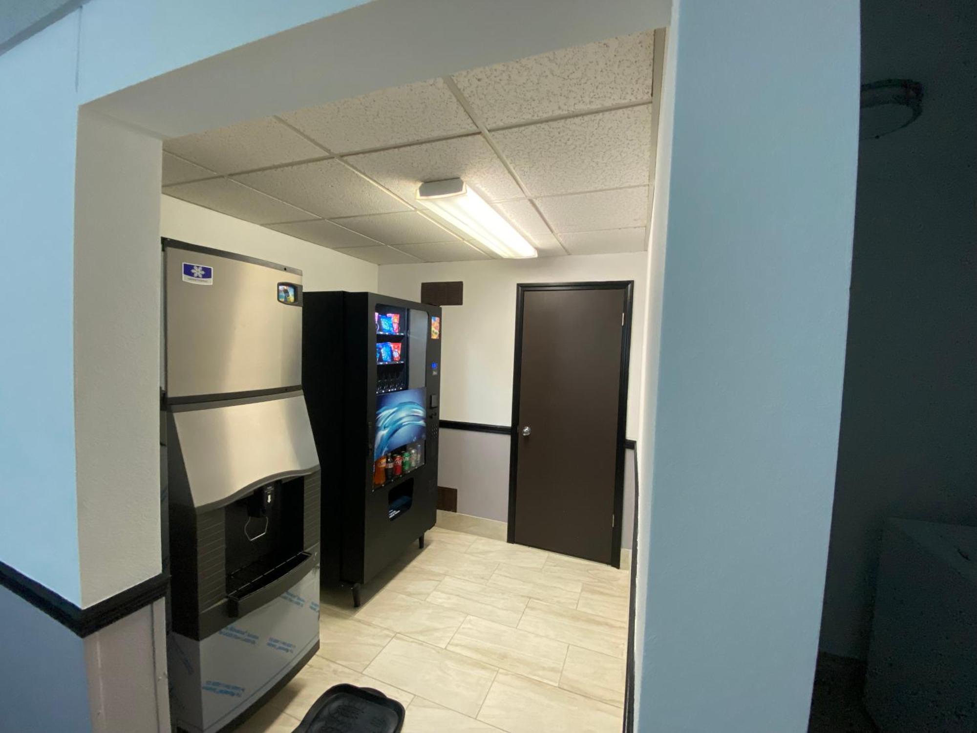 Baymont By Wyndham Oshkosh Airport Hotel Bagian luar foto