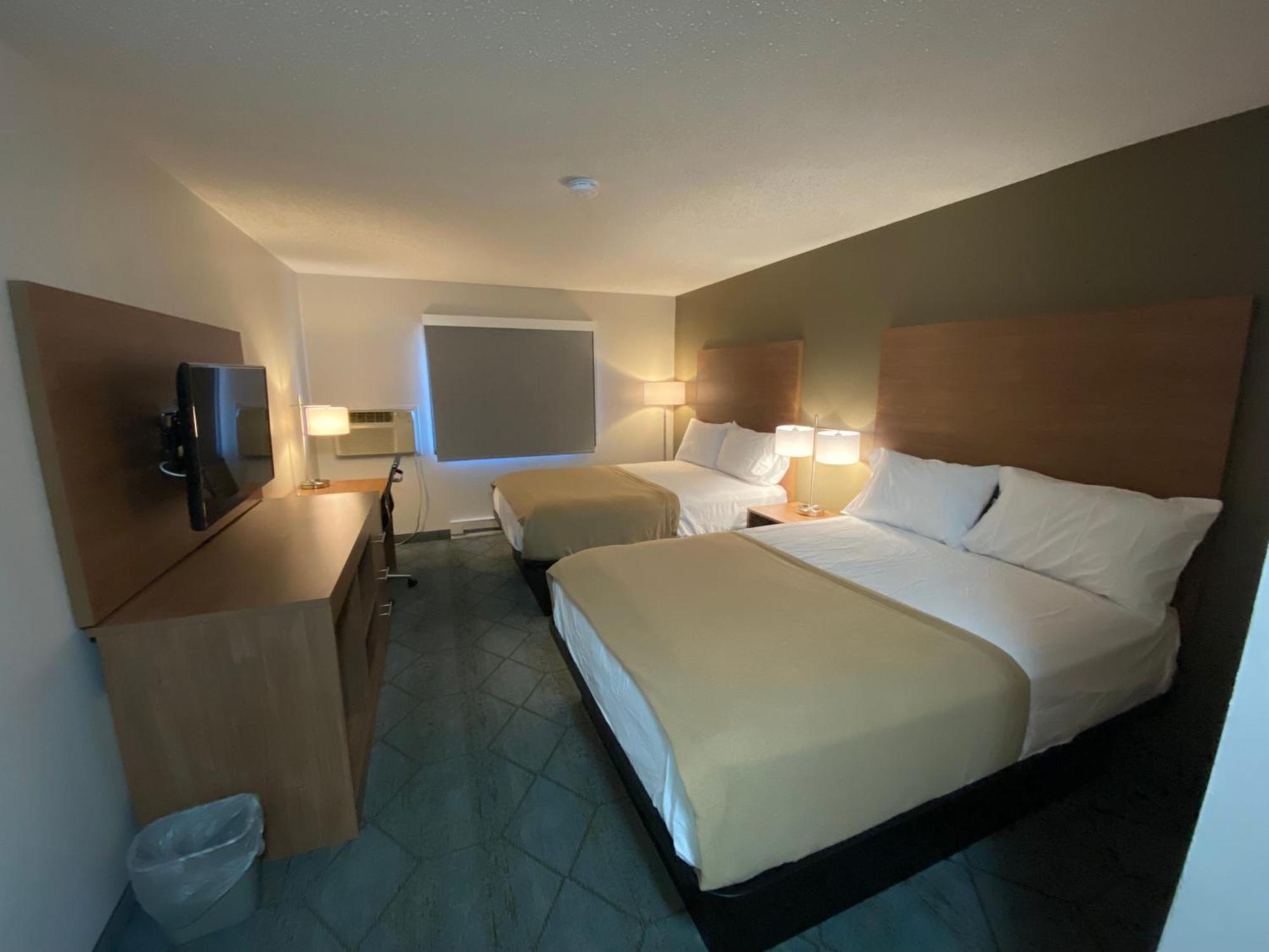 Baymont By Wyndham Oshkosh Airport Hotel Bagian luar foto