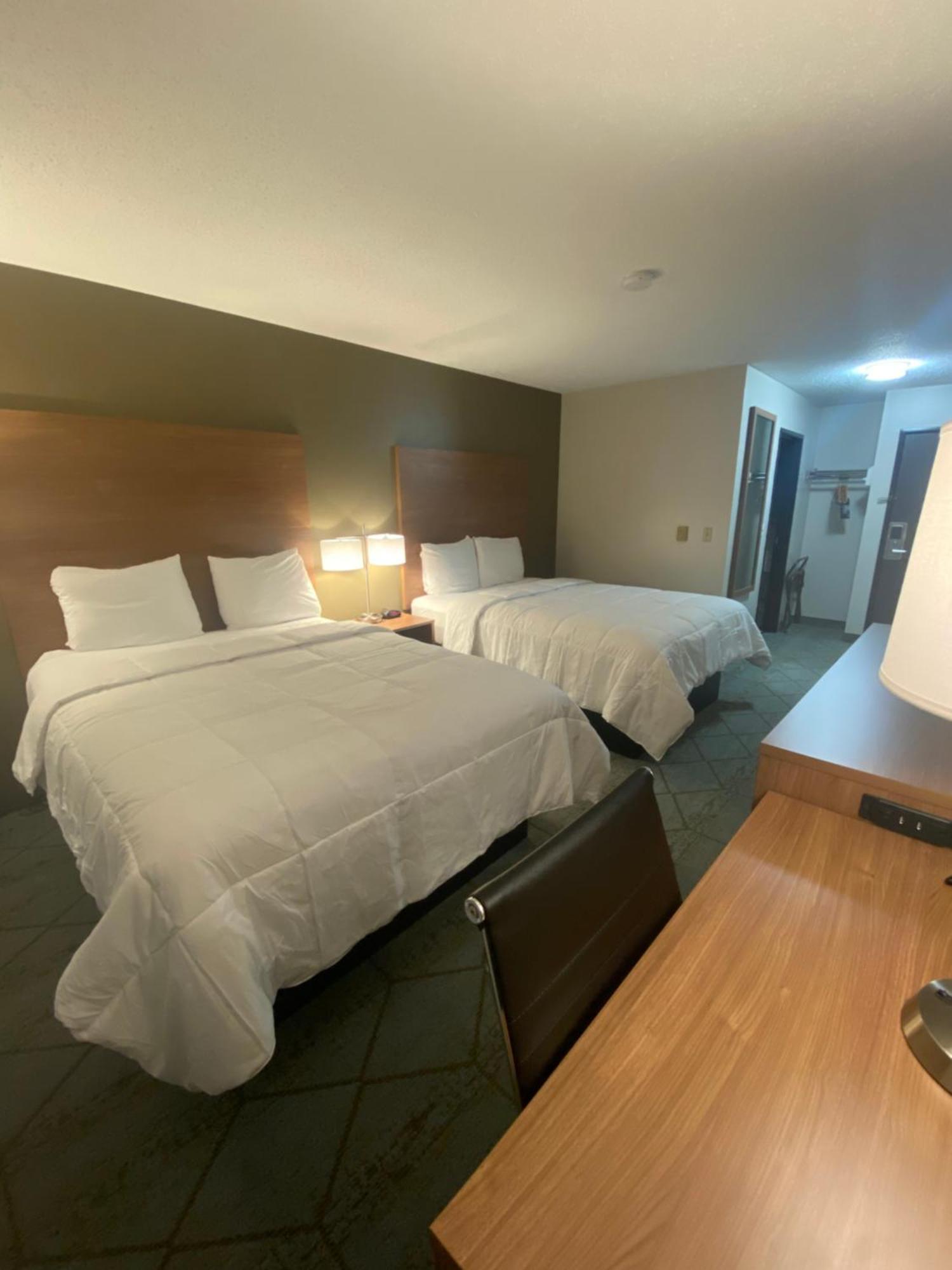 Baymont By Wyndham Oshkosh Airport Hotel Bagian luar foto