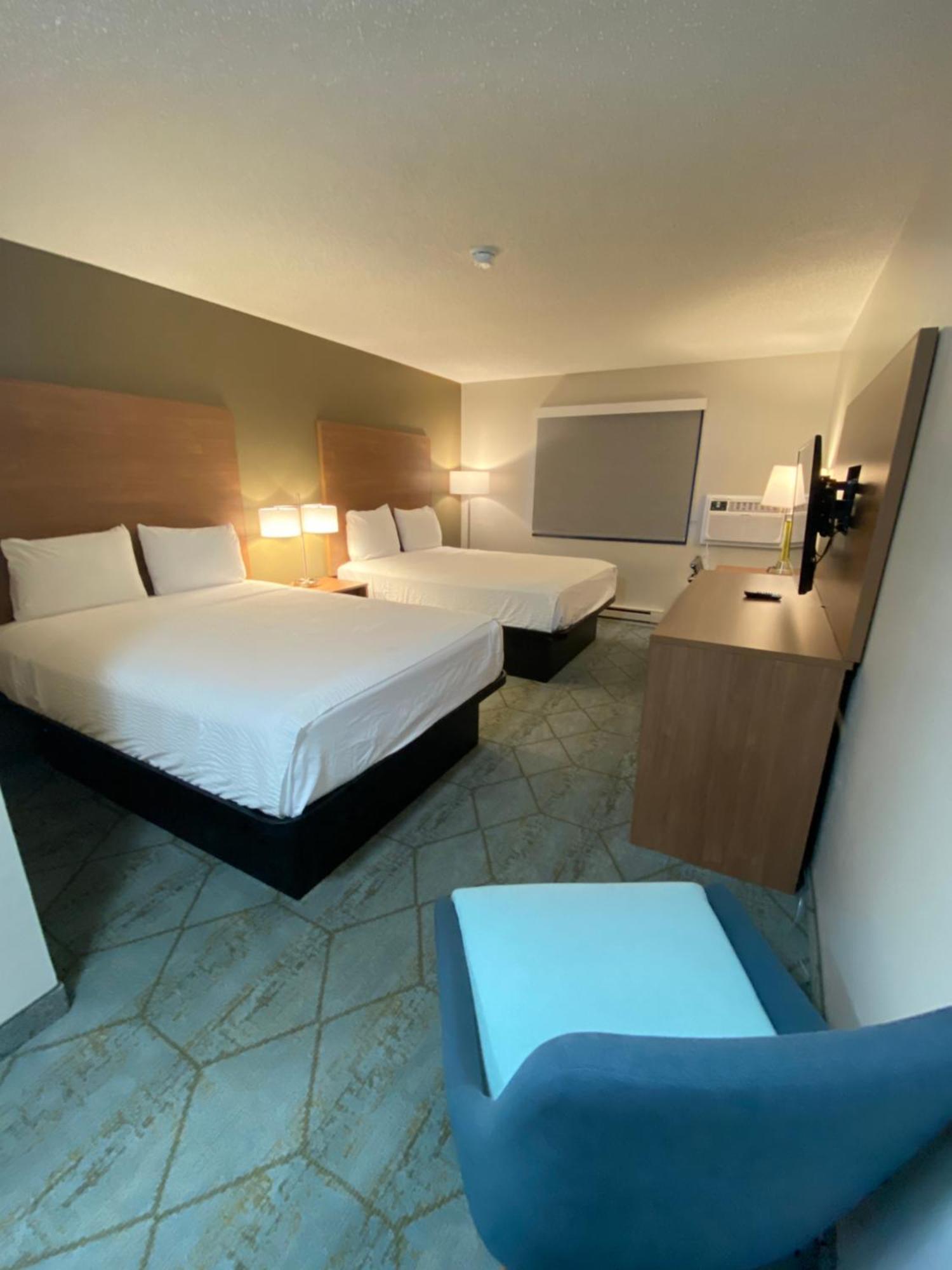 Baymont By Wyndham Oshkosh Airport Hotel Bagian luar foto