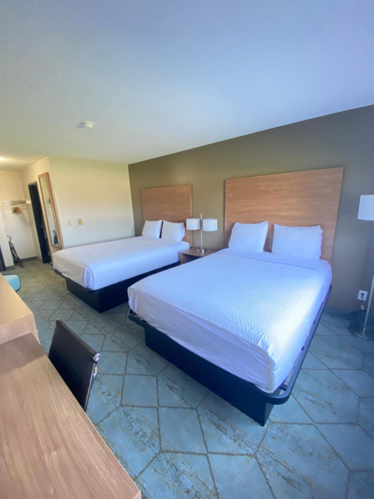 Baymont By Wyndham Oshkosh Airport Hotel Bagian luar foto