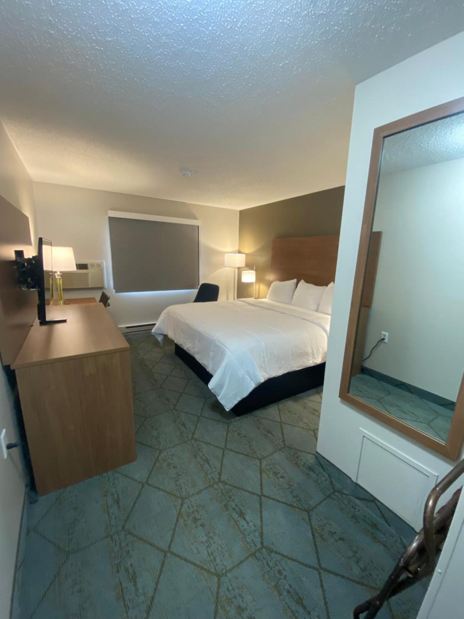 Baymont By Wyndham Oshkosh Airport Hotel Bagian luar foto