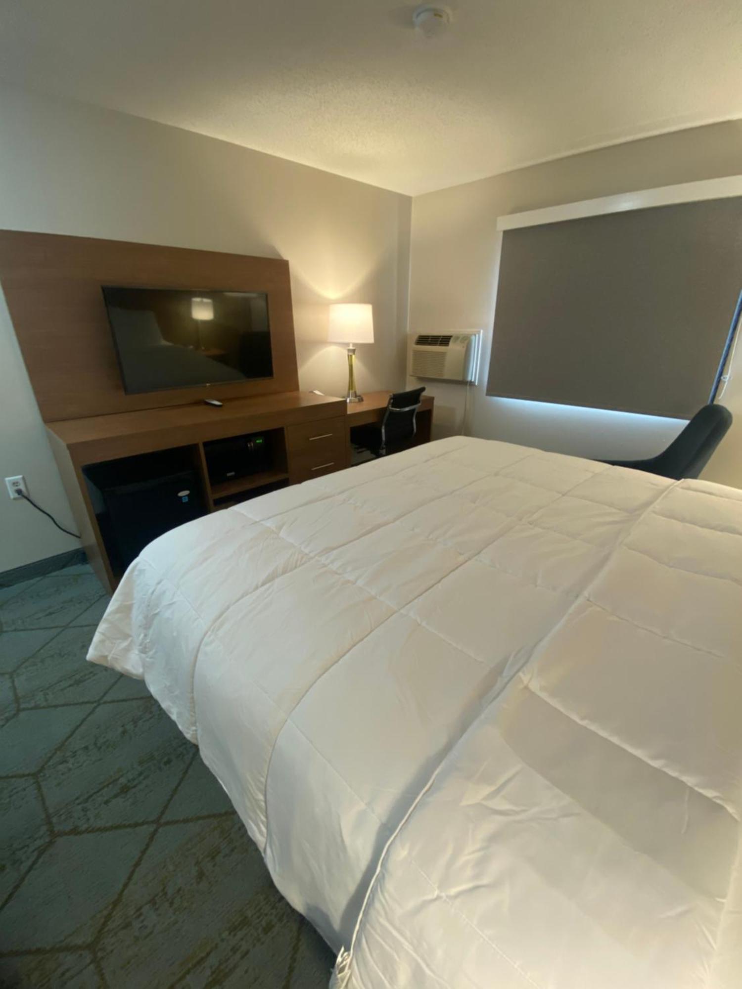 Baymont By Wyndham Oshkosh Airport Hotel Bagian luar foto