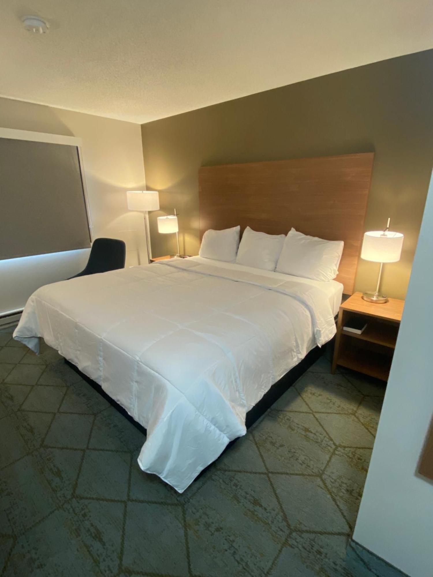 Baymont By Wyndham Oshkosh Airport Hotel Bagian luar foto