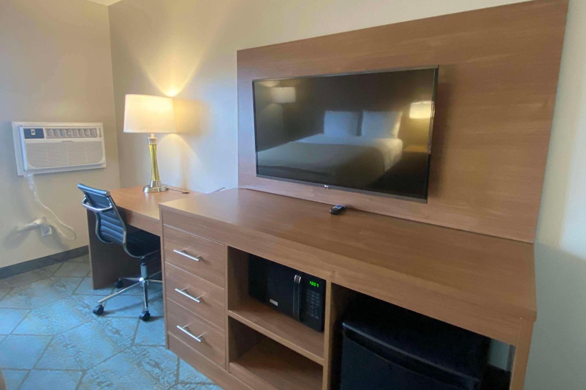 Baymont By Wyndham Oshkosh Airport Hotel Bagian luar foto